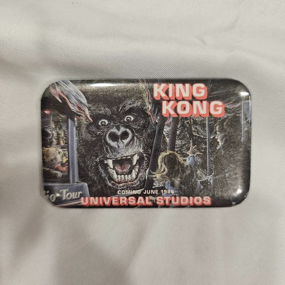 1986 UNIVERSAL STUDIOS King Kong Ride Button Islands of Adventure PROMO PIN vtg